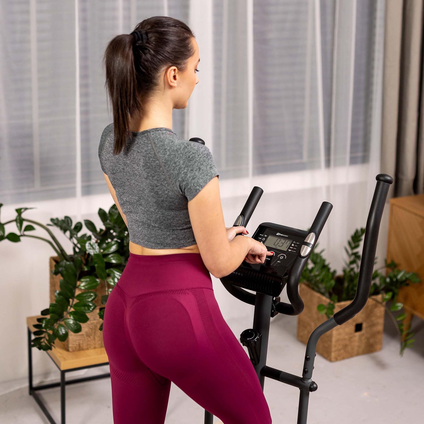 Hop-Sport Crosstrainer Focus, kompakter Ellipsentrainer mit Pulssensoren & Tablethalterung, max. 120 kg, Schwarz-Grau.