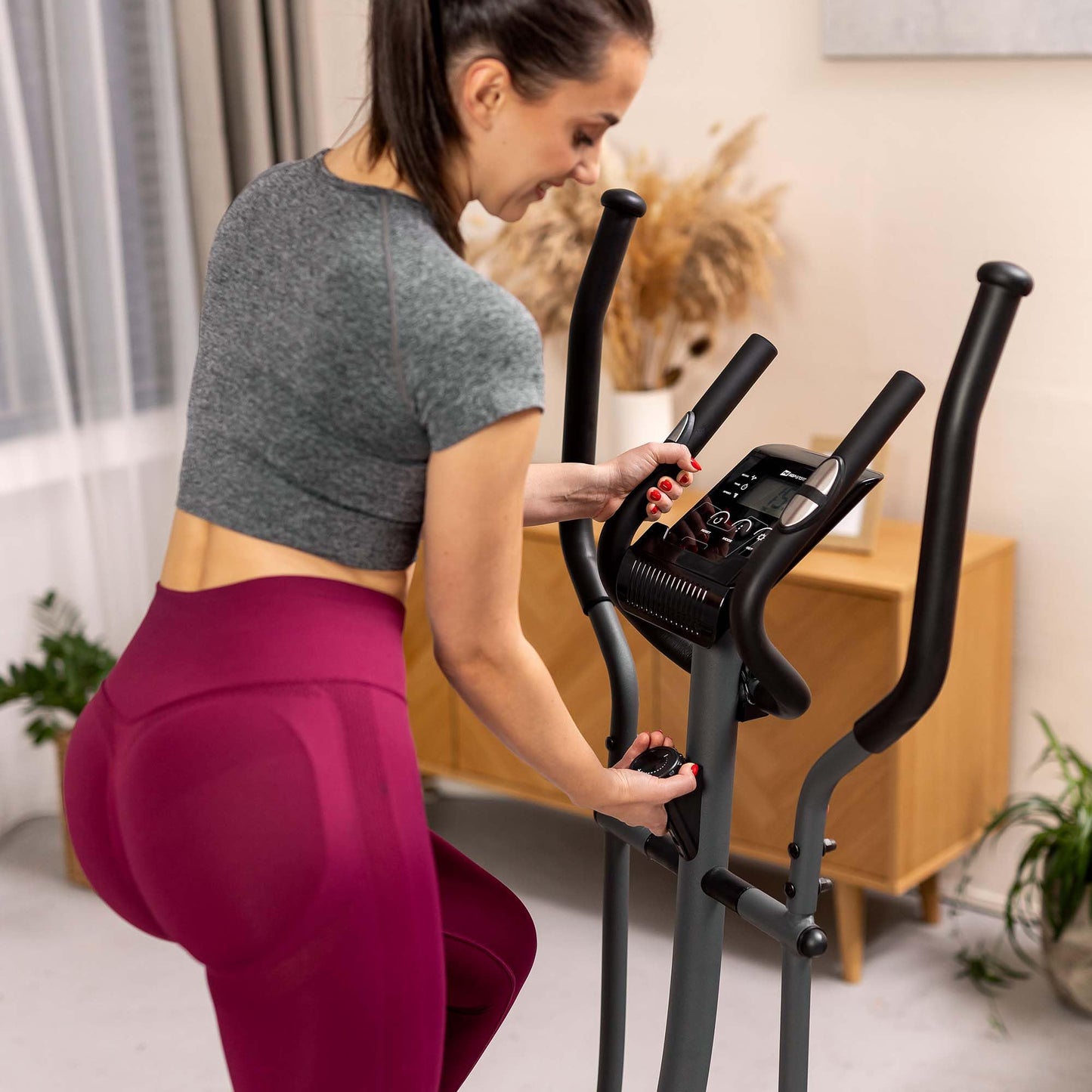 Hop-Sport Crosstrainer Focus, kompakter Ellipsentrainer mit Pulssensoren & Tablethalterung, max. 120 kg, Schwarz-Grau.